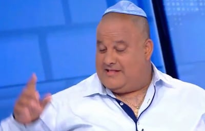 אלון חסן התרגש, שלף כיפה ובירך "שהחיינו" על הזיכוי • צפו