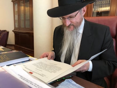 הרב לאזאר עם אגרת הברכה