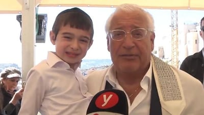 נכדו החרדי של שגריר ארה"ב נחשף בכותל המערבי