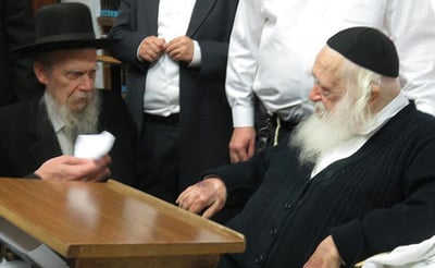 מרן הגר"ח קנייבסקי עם הגר"ג אדלשטיין. ארכיון