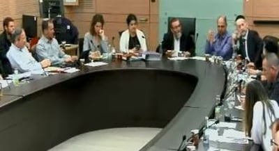 עזריה: מקוואות גברים לא שירותי דת; מקלב: את דתיה?!