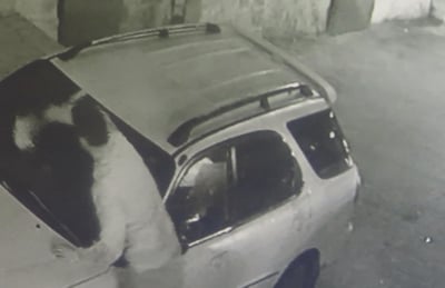 צפו: מדביקי המודעות 'הדביקו' את רכב החרדי