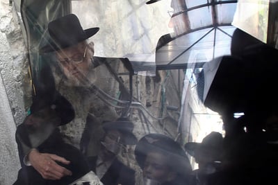 הגרי"ש אלישיב בקלנועית. ארכיון