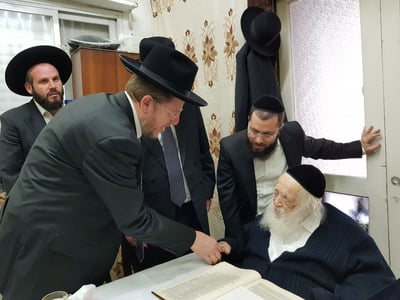 קרלנשטיין מקבל את ברכת הגר"ח