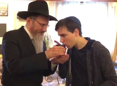 התרגשות ברוסיה: מצוות ברית בגיל 18. צפו