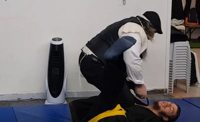 לבוש כחסיד מתגונן ותוקף כמו נינג'ה •  צפו