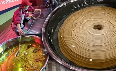 שיא עולמי: צפו באיטריות הארוכות בעולם