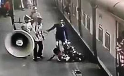 צפו: הרגע שבו שוטר הודי הציל ילדה מדריסת רכבת
