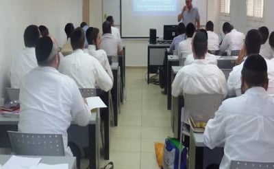 לימודים בקמפוס שטראוס.