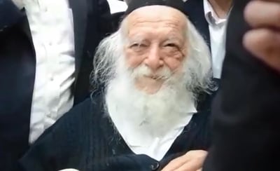 מרן הגר"ח קנייבסקי בחן את ילדי החיידר ונהנה • תיעוד