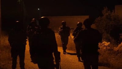 החיילים מפוצצים את חומרי הנפץ