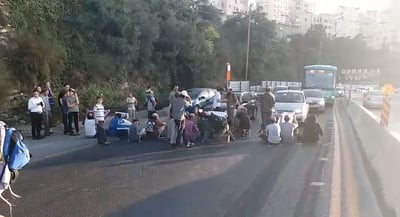 עשרות צעירים חוסמים את הכניסה לבירה