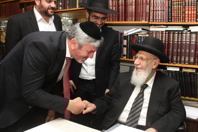 אבי אמסלם אצל הגר"ש כהן. ארכיון
