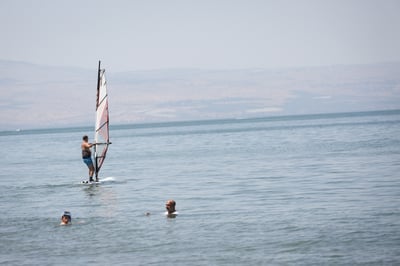 רוחצים בכינרת