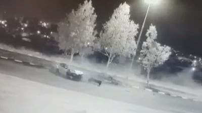 גנב רכב והתנגש בעצים במהירות רבה • צפו