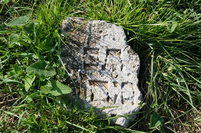 שברי מצבה במערב אוקראינה
