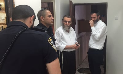 שוטרים בכניסה לבית גפני. ארכיון