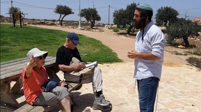 פעילת השמאל הגיע לביקור ביצהר וגורשה