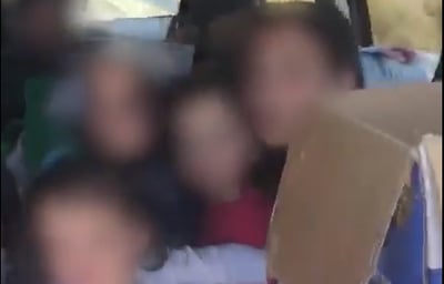 שני מבוגרים ו-8 ילדים ברכב של 5 מקומות • צפו