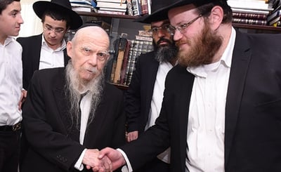 דוד שפירא לצד הגר"ג אדלשטיין