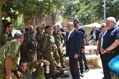 ראש הממשלה בסיור, עם המפקדים והכוחות