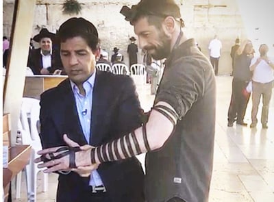 מגיש הטלוויזיה חיים אתגר הניח תפילין בכותל