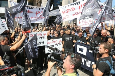 הכבאים מחו כנגד הנציב וחסמו את הכביש