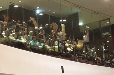 אורחים ביציע הניפו את 'מגילת העצמאות'