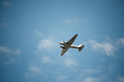 טסים מסביב לעולם עם הילדים. אילוסטרציה