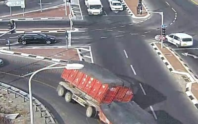 התהפכות המשאית בצומת נקלטה במצלמות