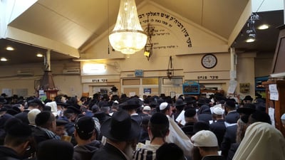 מתפללים באומן