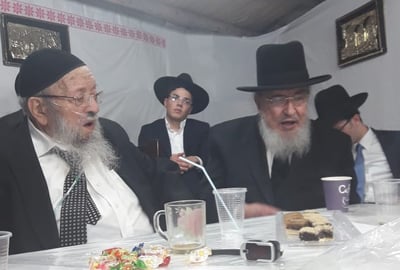 הגרב"מ אזרחי ביקר בסוכת המשגיח של מיר