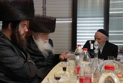 מאיר פרוש ובנו שרוליק אצל הגרמ"ה הירש. ארכיון