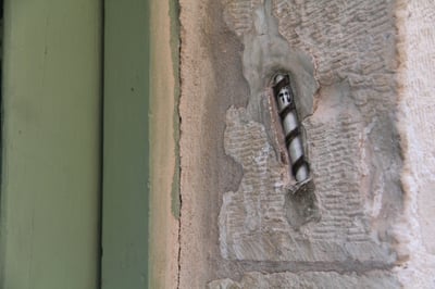 מזוזה במשקוף דלת עתיקה