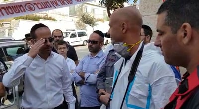 "הצלתם חיים": נציג העירייה הצדיע ללוחמי האש - עם רגל שבורה • צפו