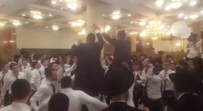 הבחורים רקדו לצלילי הג'ינגל של 'עץ'. צפו