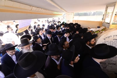 תיעוד: המונים בציונו של מרן הגרא"מ שך זצוק"ל