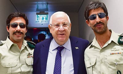 הלוחמים המחופשים עם הנשיא ריבלין
