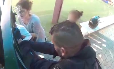 השוטרים חילצו את ראש הילדה בין הסורגים