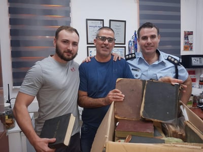 השוטרים עם ספרי הקודש