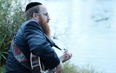 מרדכי רוט בסינגל חדש וקצבי: "אני יהודי"