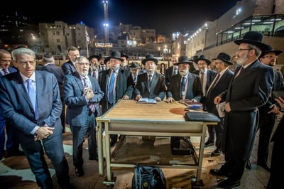 הרבנים בכותל, הערב