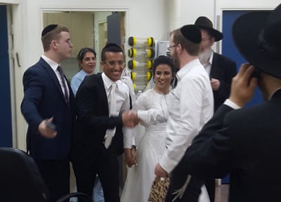 החתן שבר את הכוס, נחתך ופונה עם הכלה