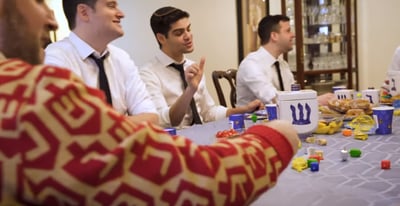 המכביטס בקליפ החנוכה המסורתי: 'דריידל'