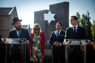הרב כובש לצד אישי הציבור
