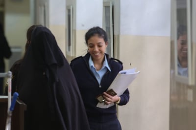 אם ה"כלה" בבית המשפט, מעט לפני כניסת השבת