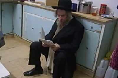 תיעוד נדיר: מרן הגראי"ל שטיינמן זצ"ל בברכת המזון