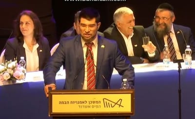 צפו: הזמין לחגיגות חג נוצרי ונענה בקריאות בוז