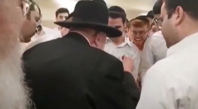 הגרב"מ אזרחי רקד עם תלמידיו לצלילי השיר של המשגיח • צפו