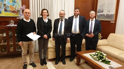 מעמד החתימה בחיפה, הערב
